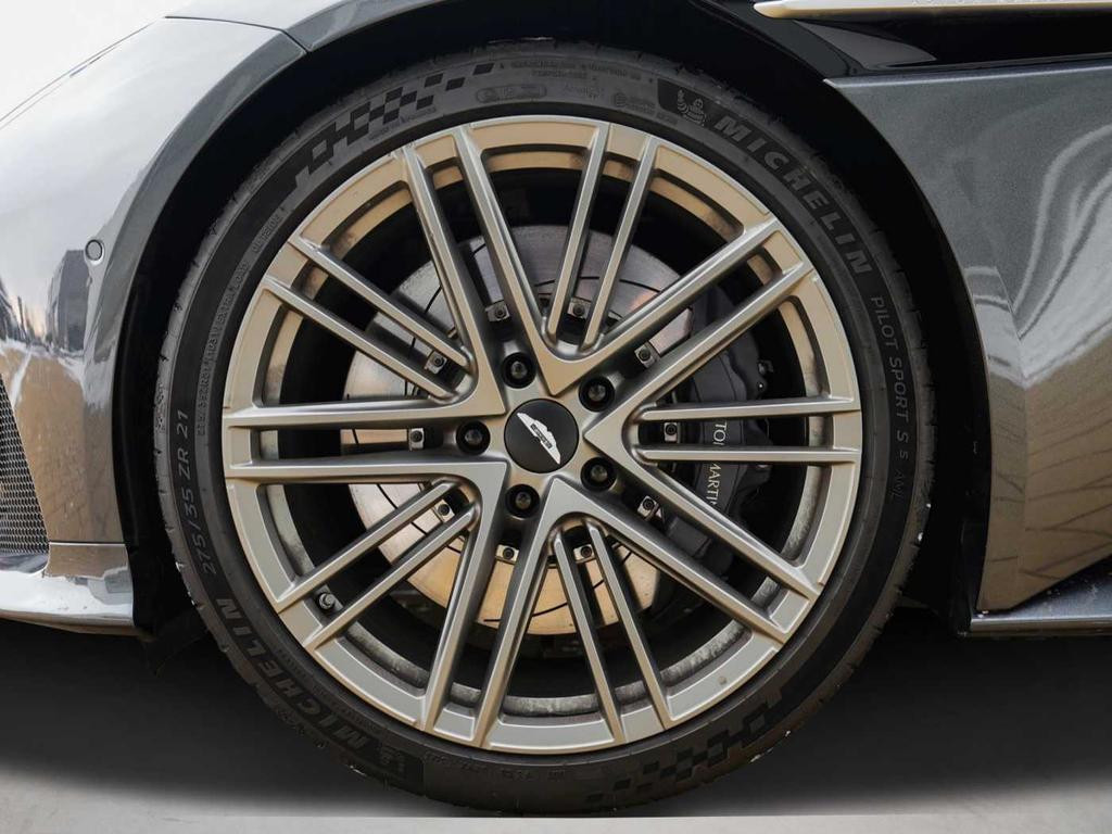 Aston Martin DB12