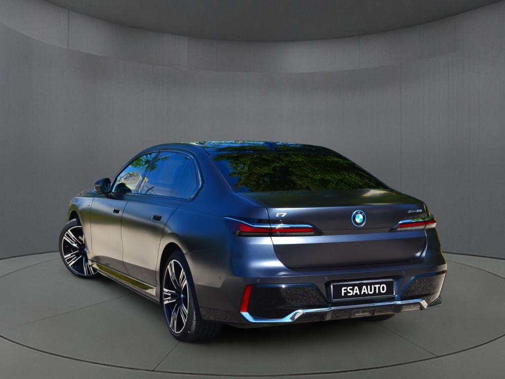 BMW i7