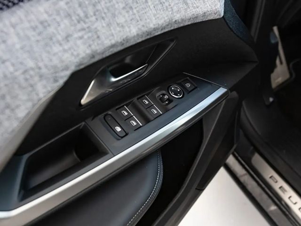 Peugeot E-3008