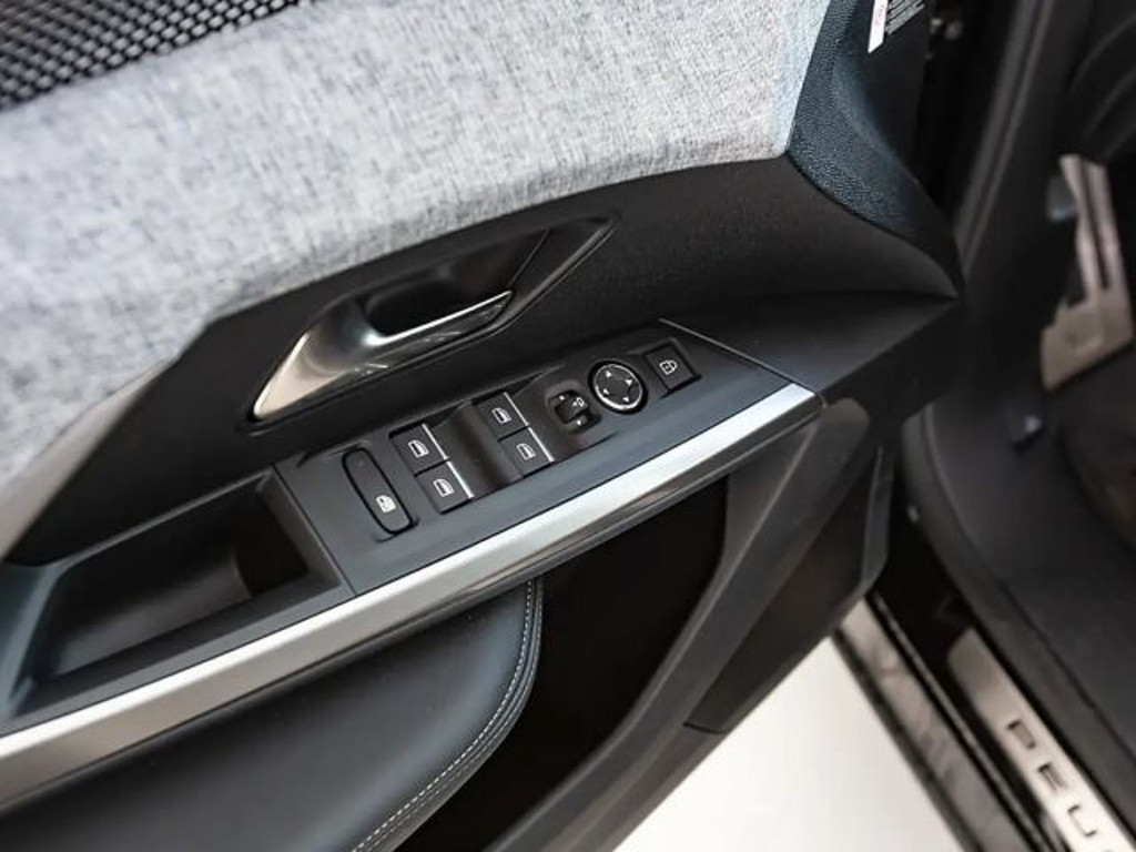 Peugeot E-3008
