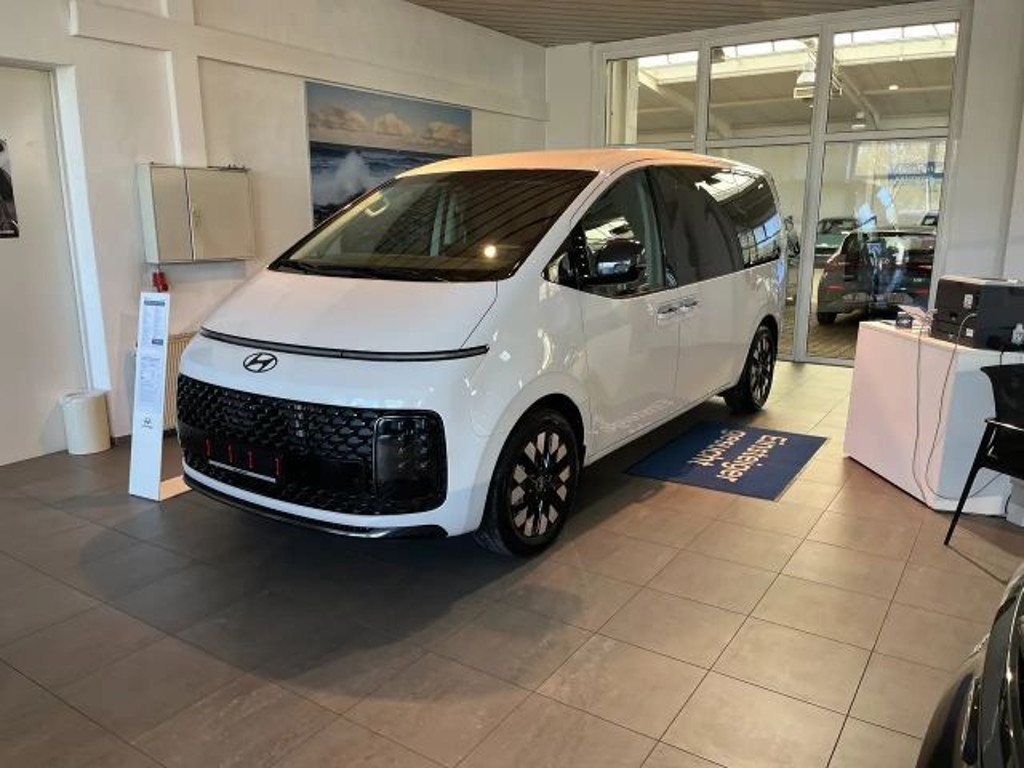 Hyundai Staria Signature