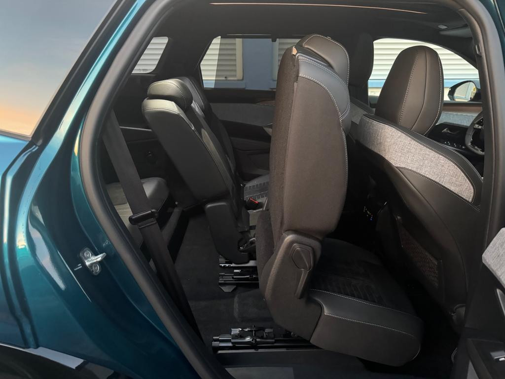Peugeot E-5008