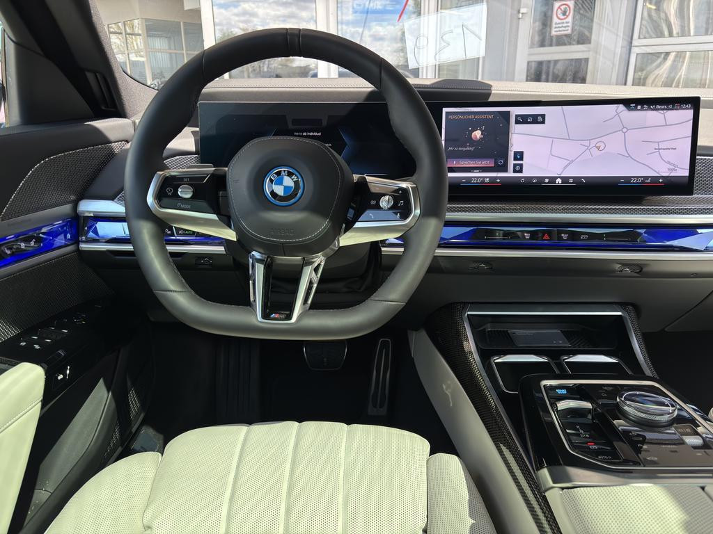 BMW i7