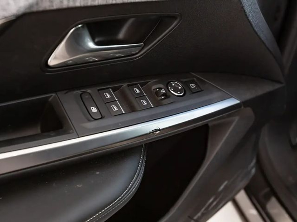 Peugeot E-5008