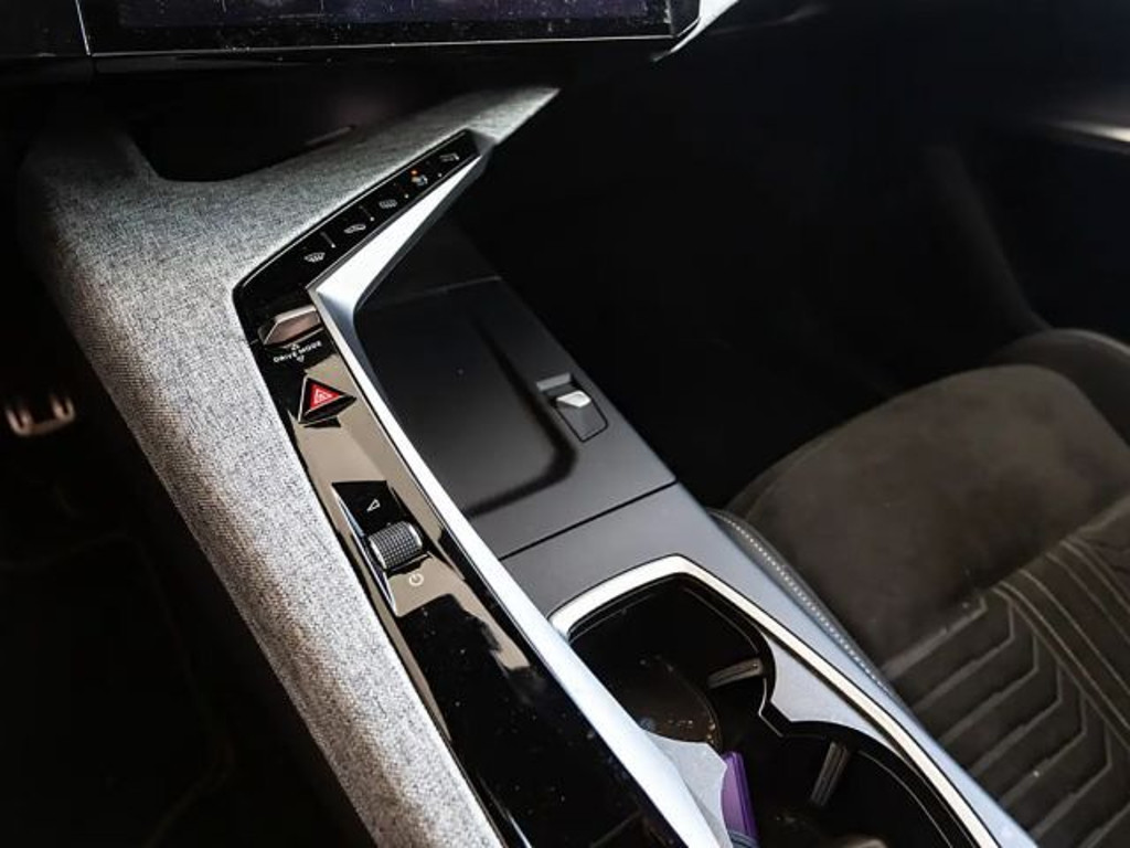 Peugeot E-5008