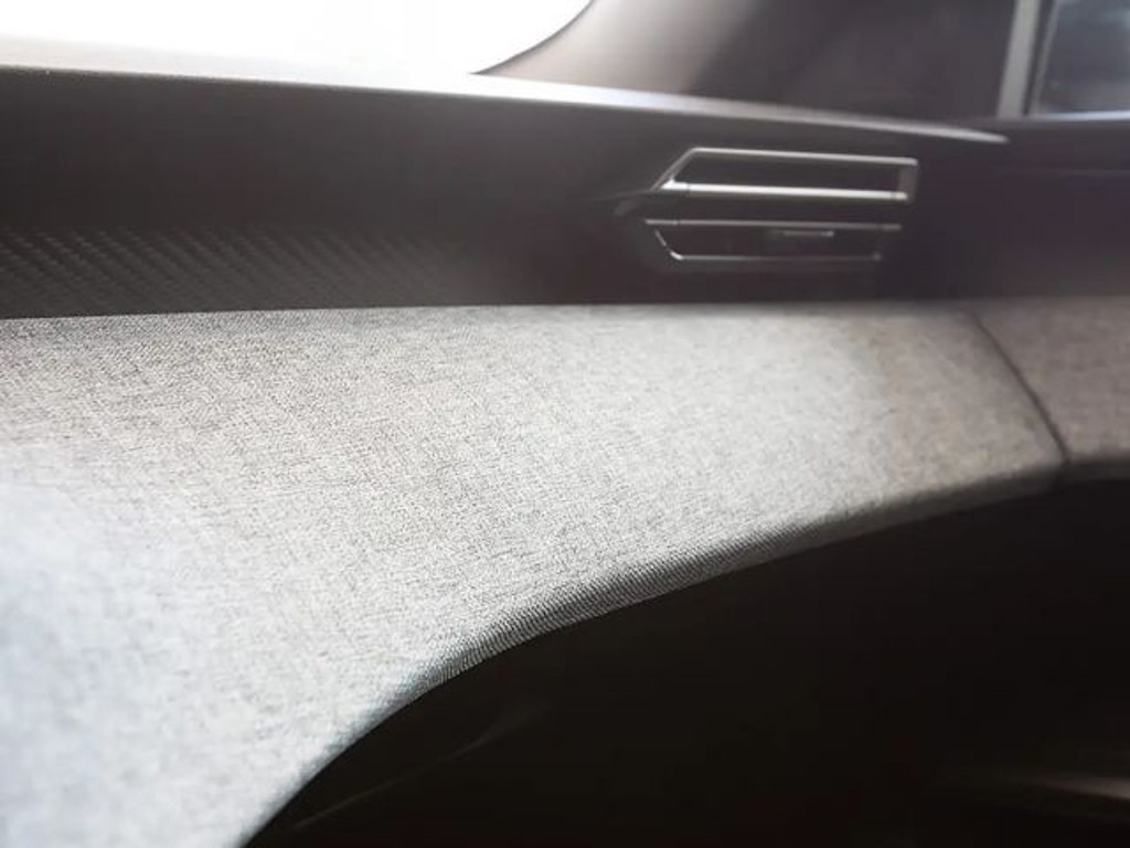 Peugeot E-3008