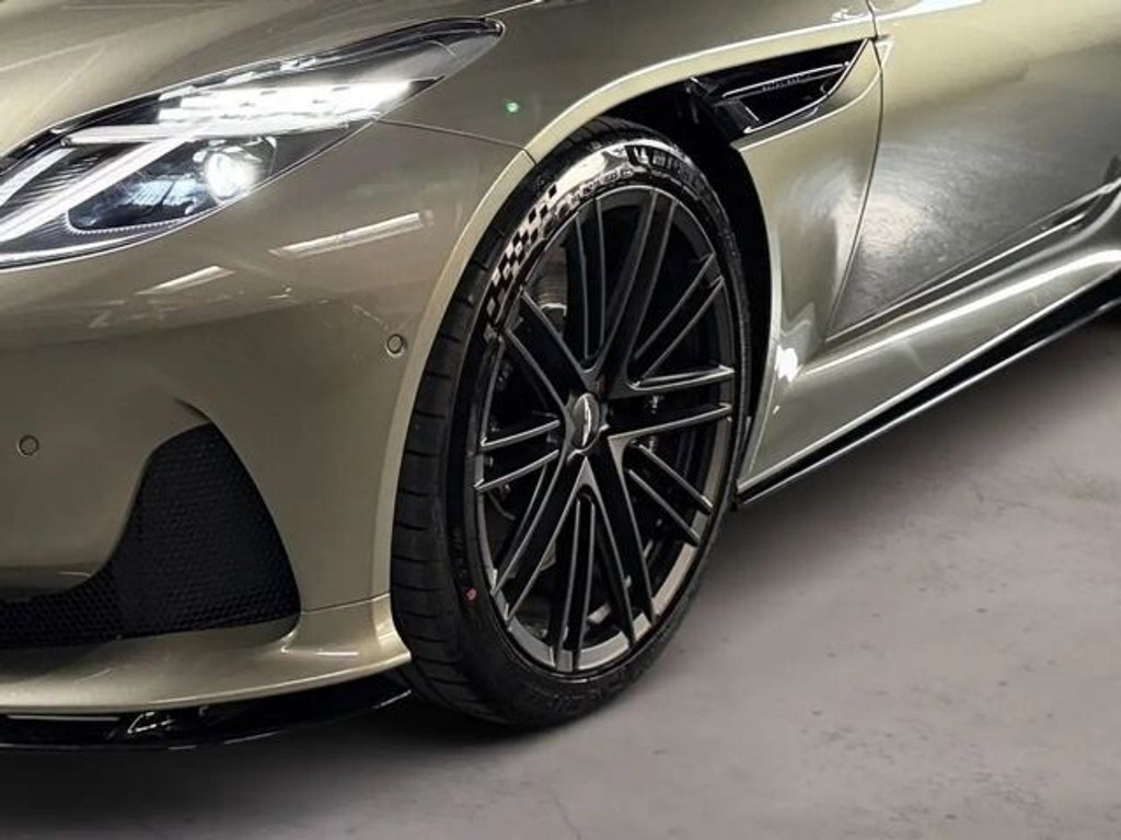Aston Martin DB12