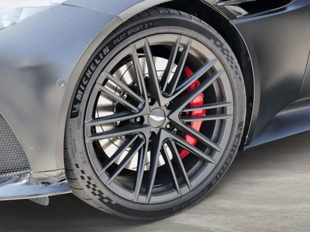 Aston Martin DB12