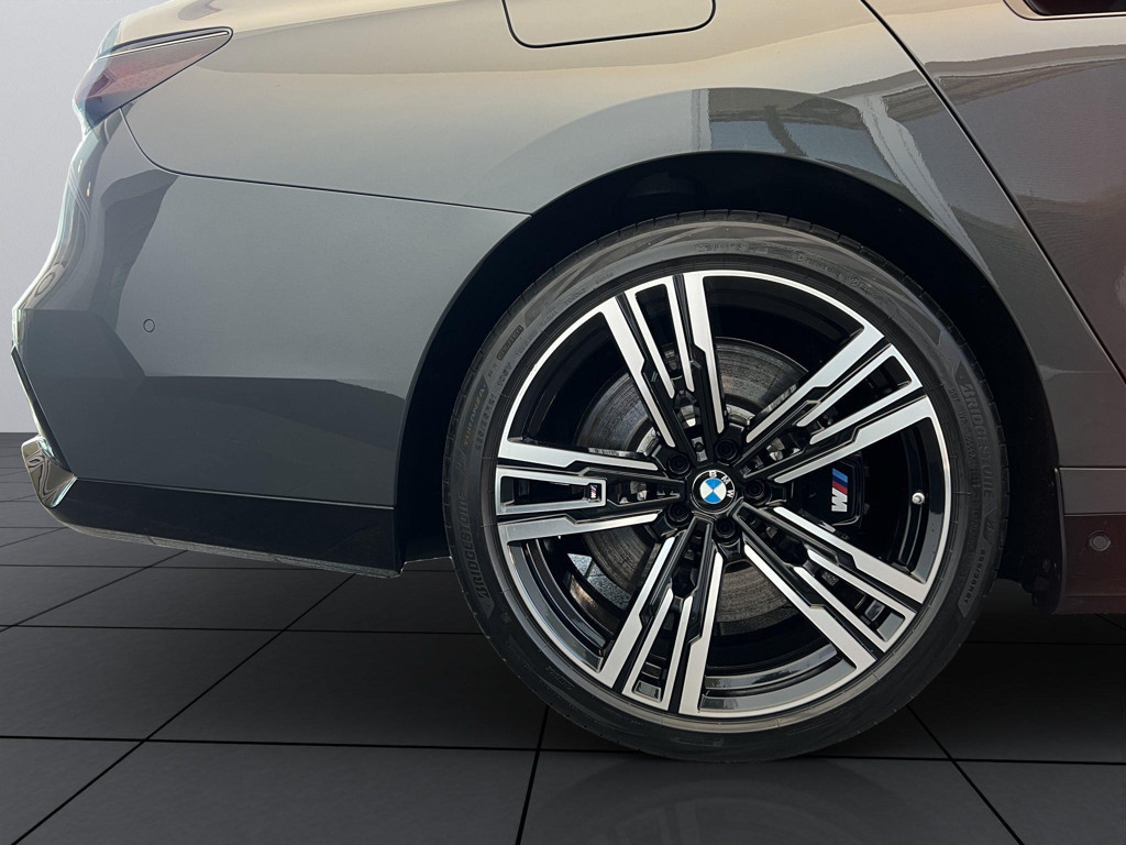 BMW M760