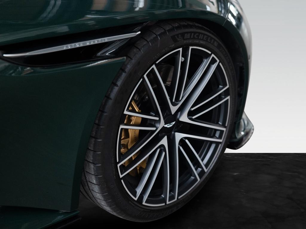 Aston Martin DB12