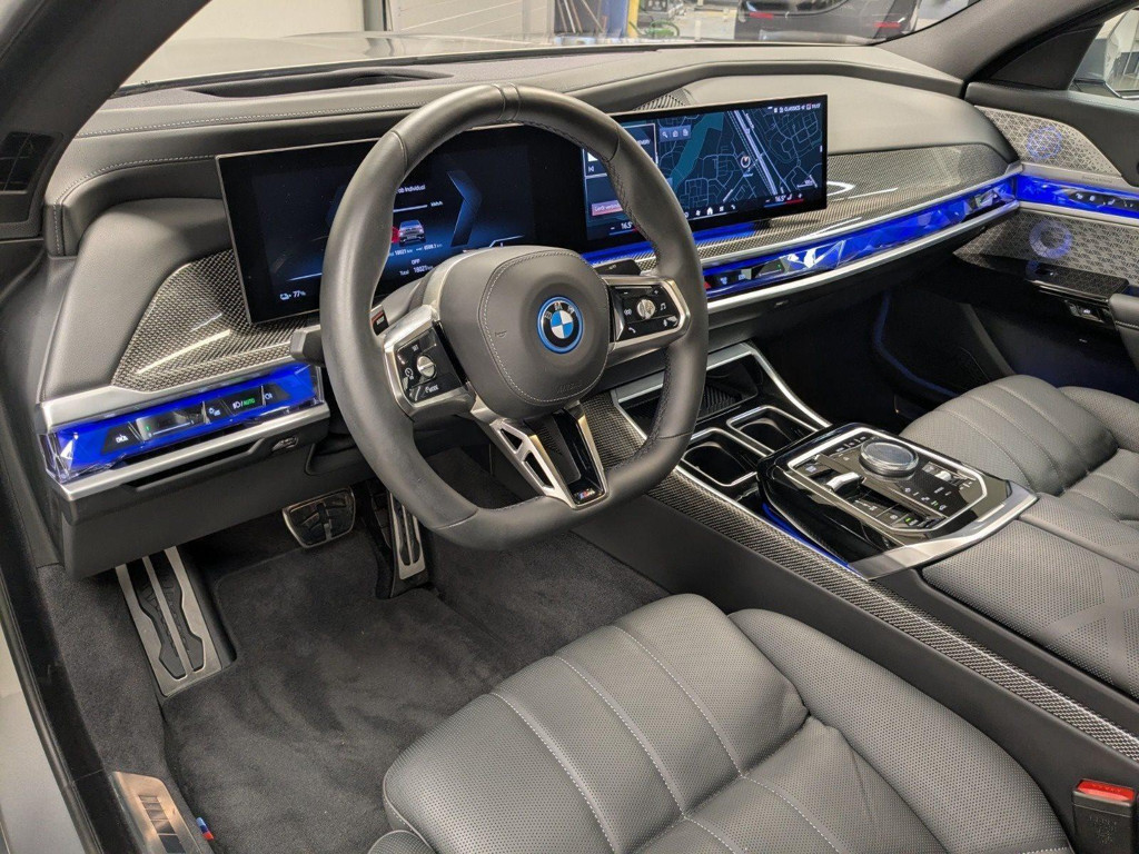 BMW i7