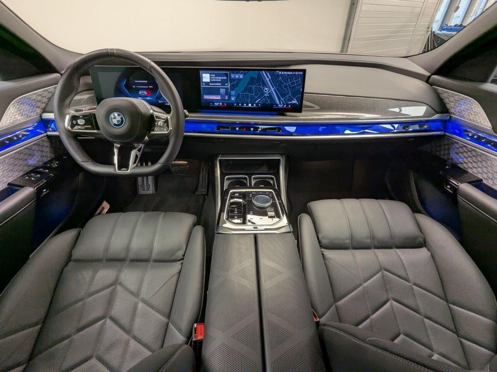 BMW i7