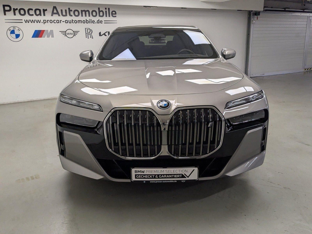 BMW i7