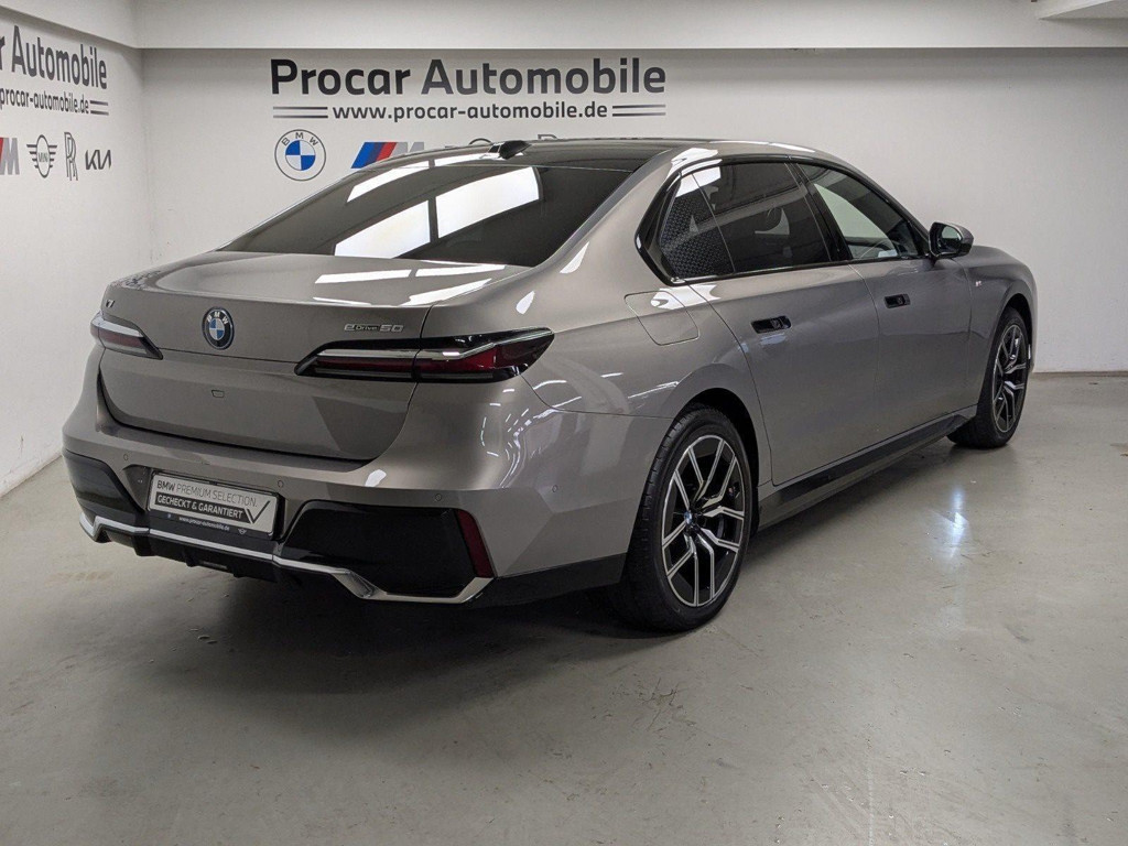 BMW i7