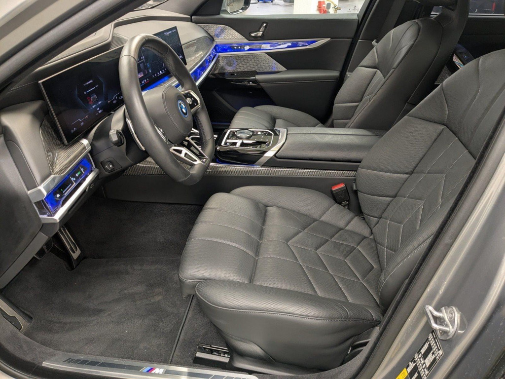 BMW i7