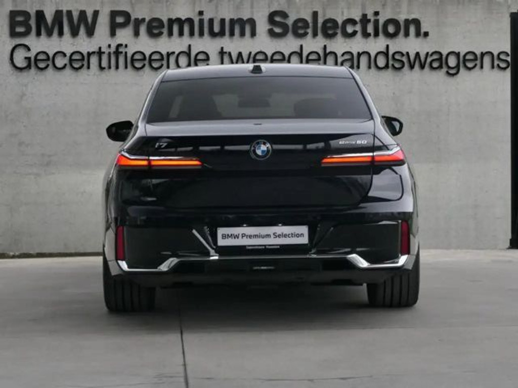 BMW i7