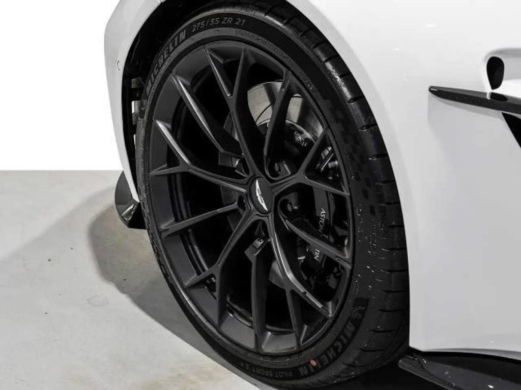 Aston Martin V8