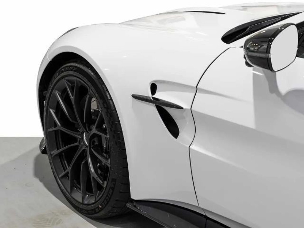 Aston Martin V8