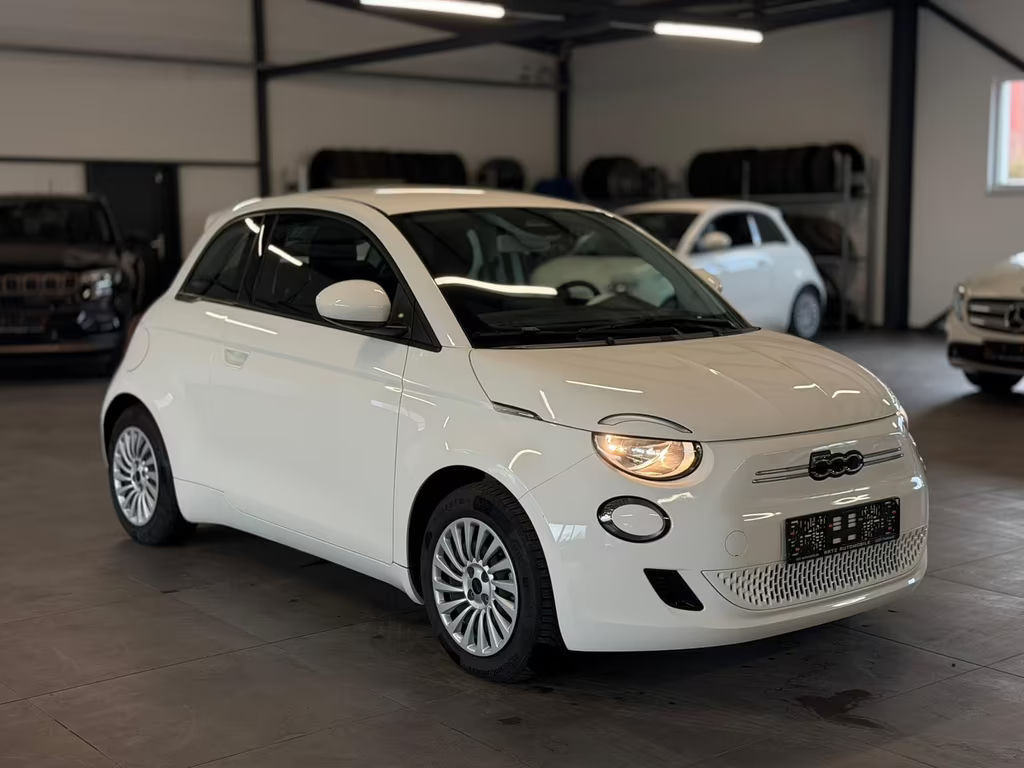 Fiat 500e 11KW+CARPLAY+TEMP+SPUR.ASS+STAND.HZ+NAVI+