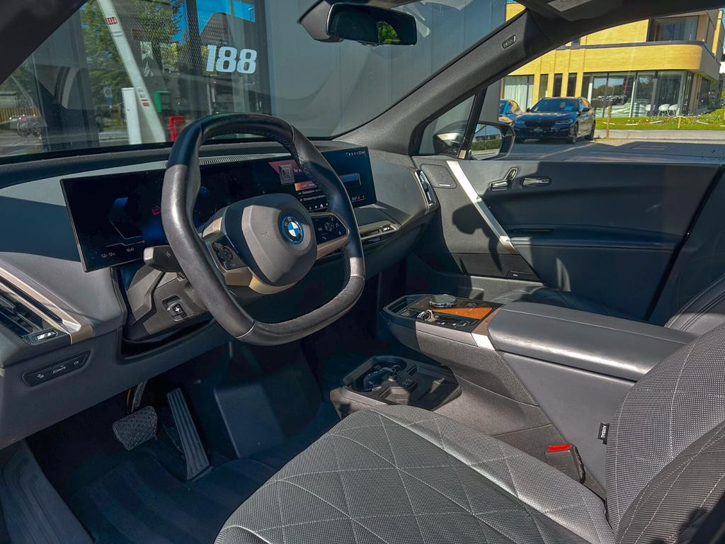 BMW iX