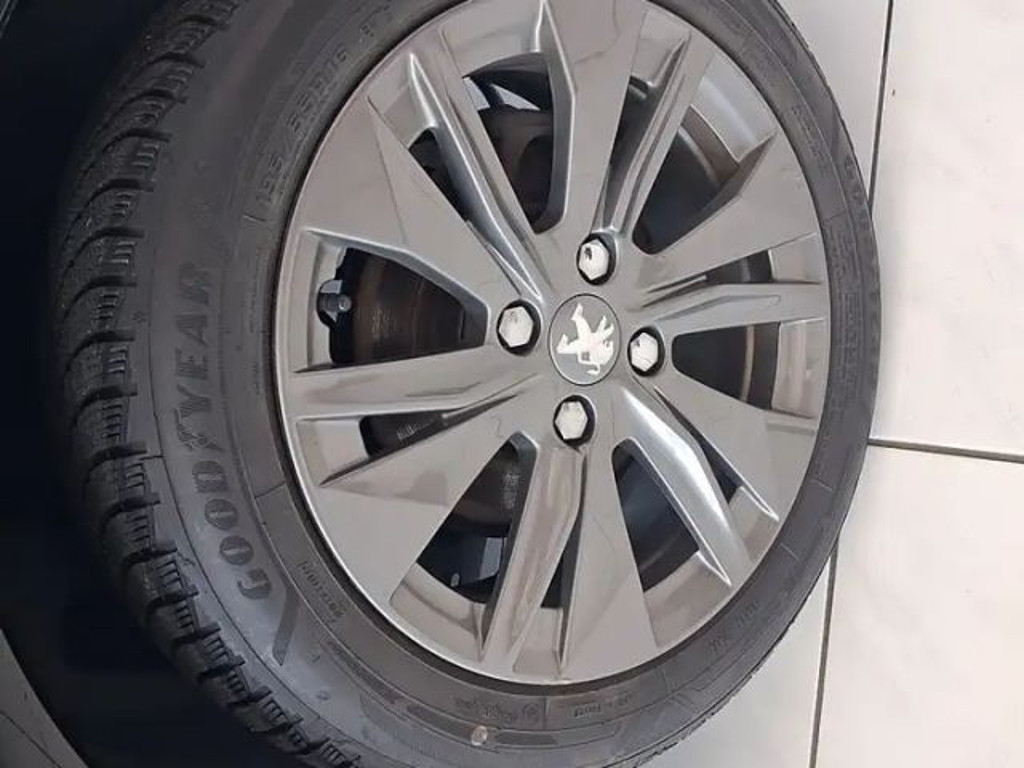 Peugeot e-208