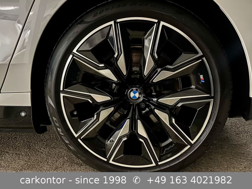 BMW i7