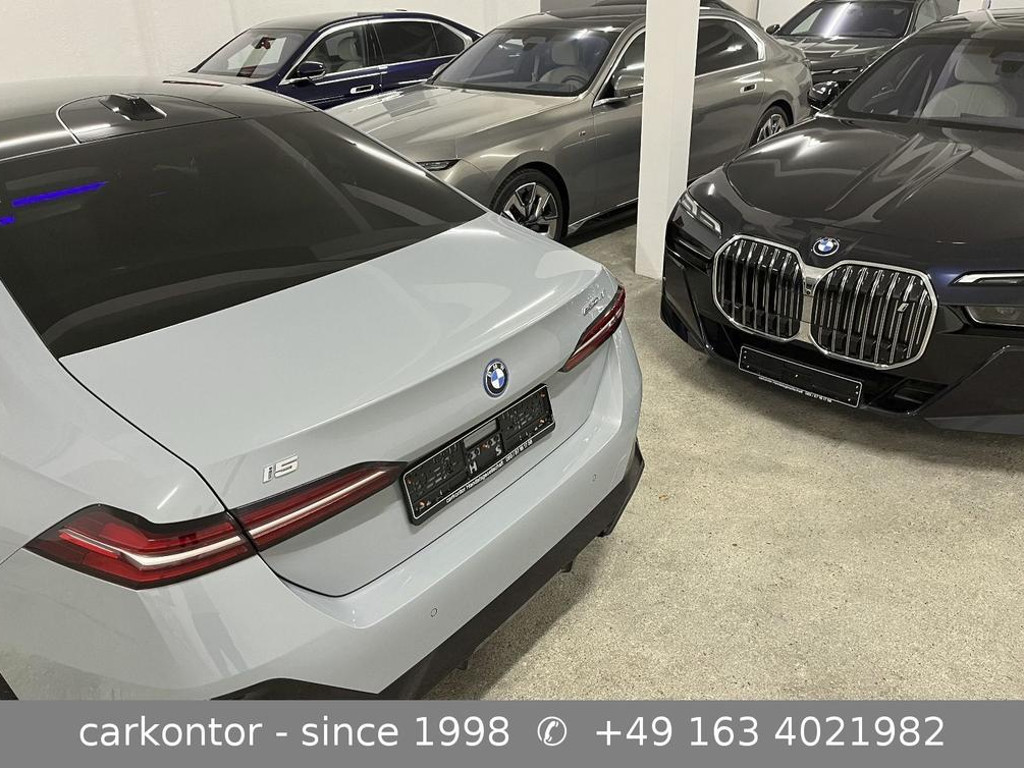 BMW i7