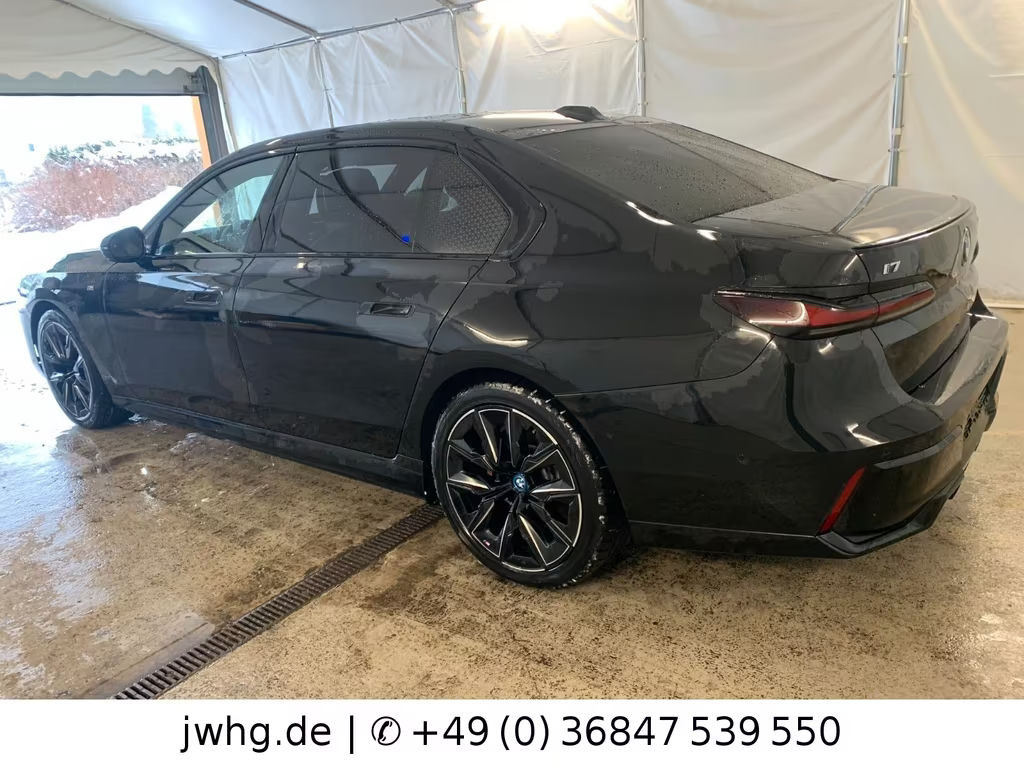 BMW i7