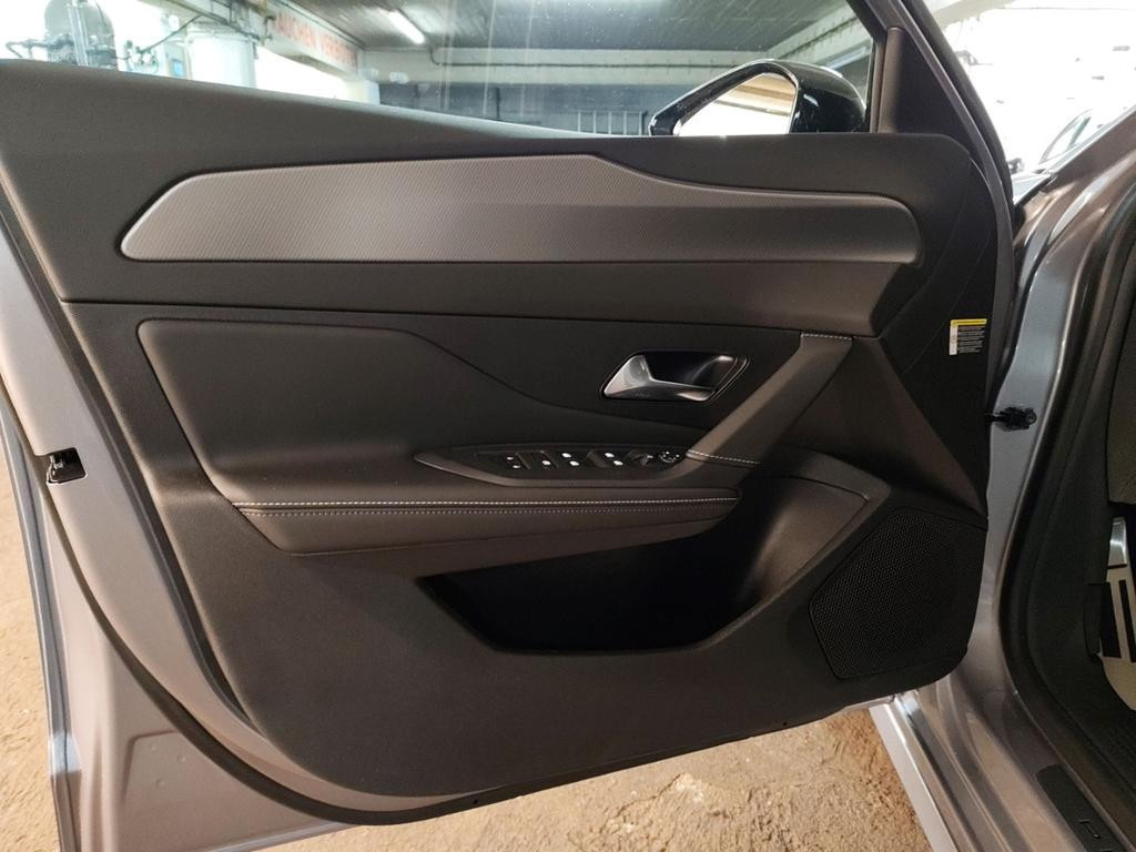 Peugeot e-308