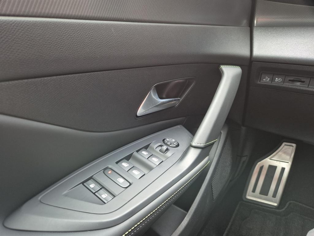Peugeot e-308