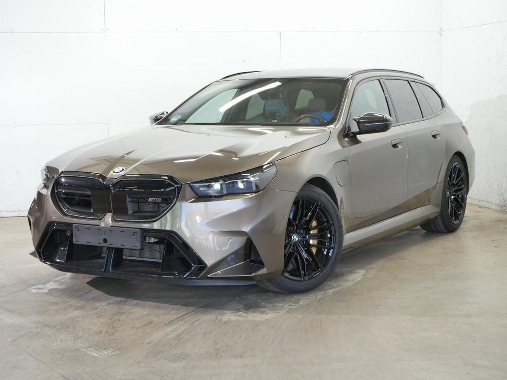 BMW M5 Touring M Driver's Package Iconic Glow Bowers