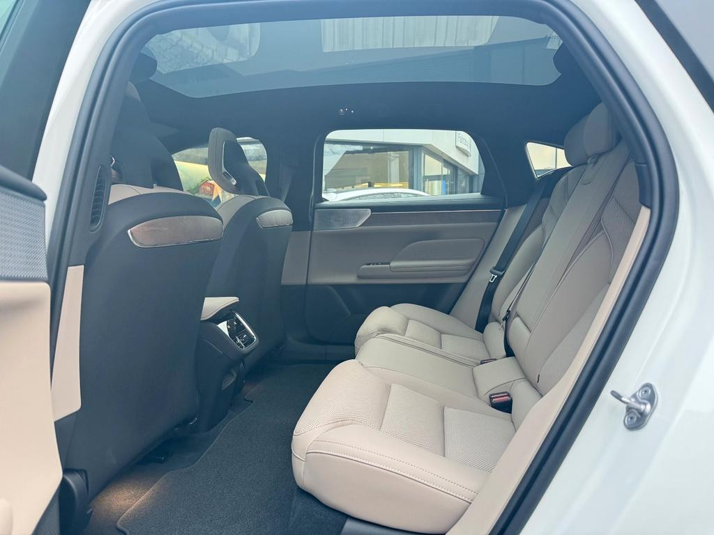 Volvo ES90