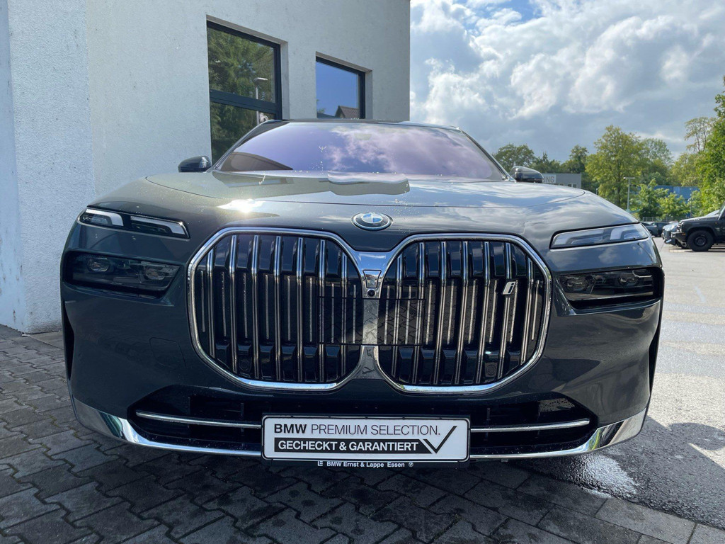 BMW i7