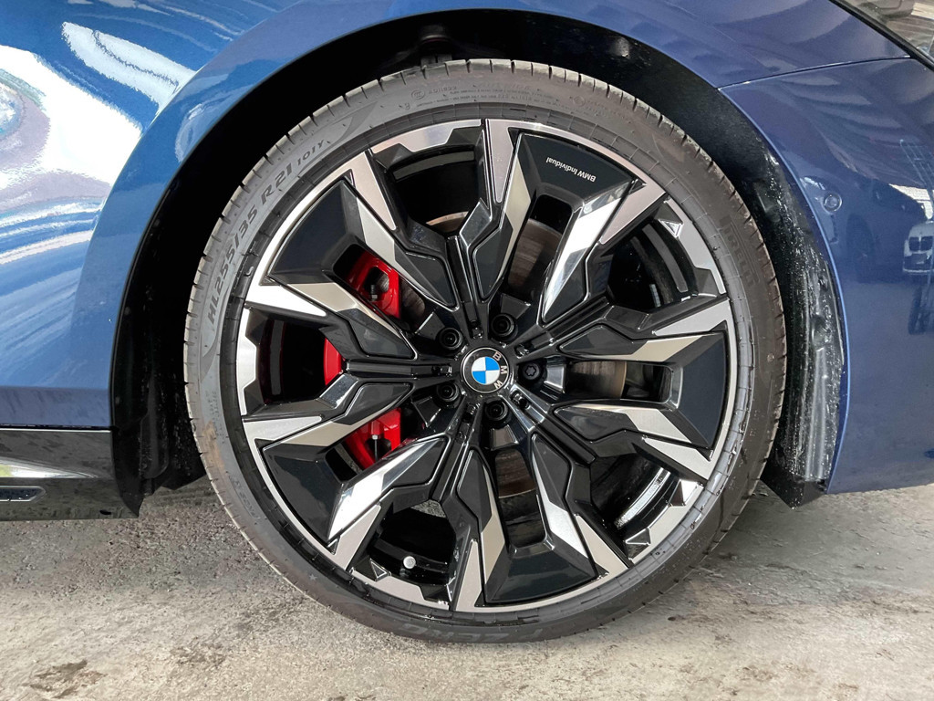 BMW i5