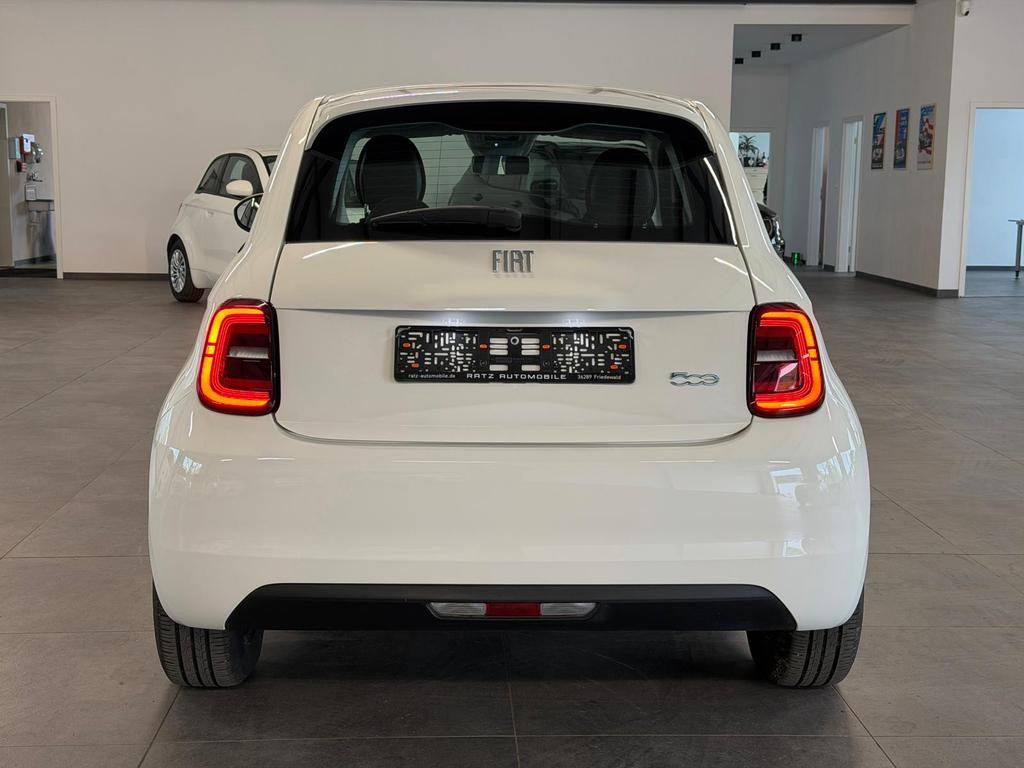 Fiat 500e 11KW+CARPLAY+TEMP+SPUR.ASS+STAND.HZ+NAVI+
