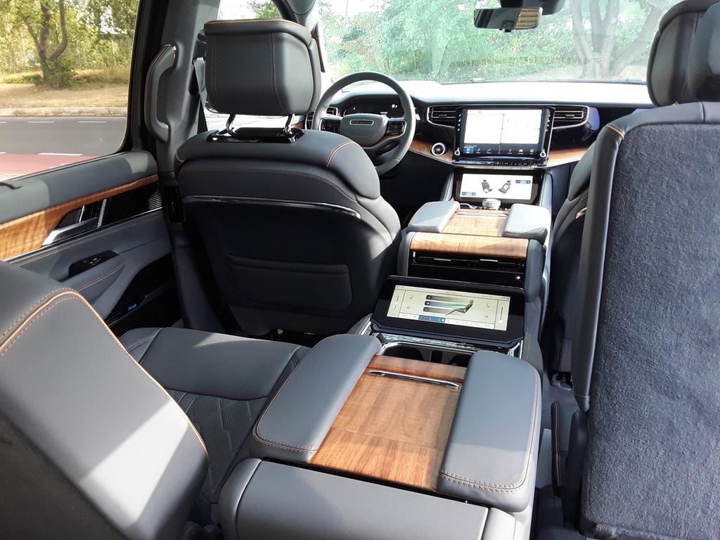 Jeep Wagoneer