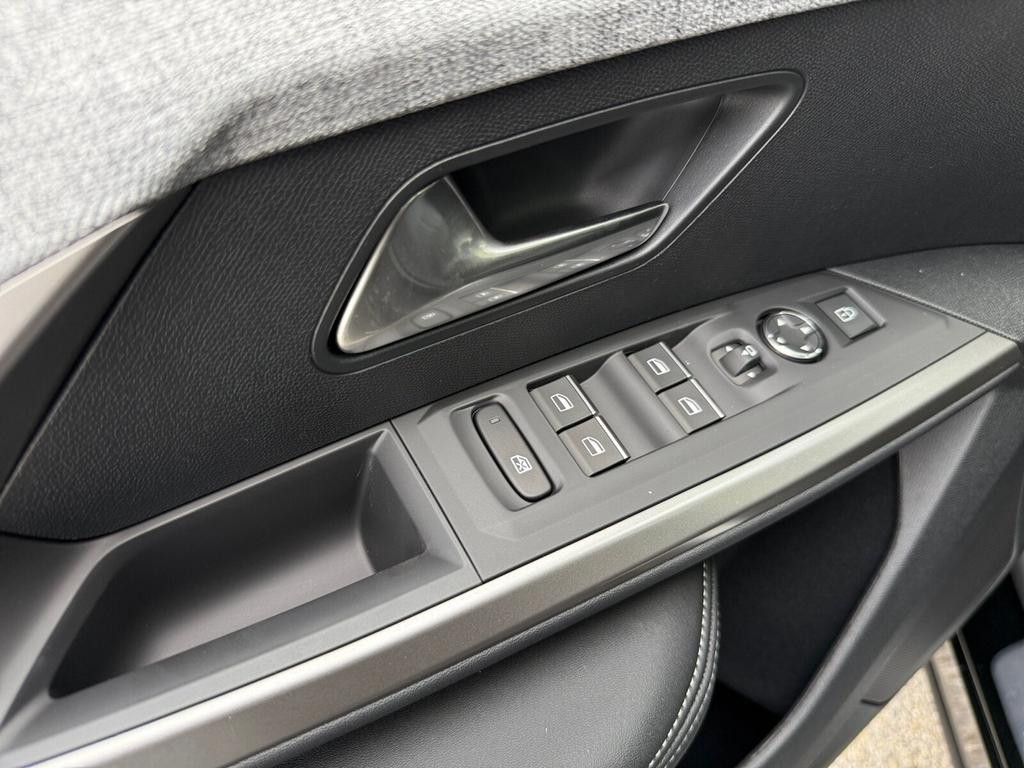 Peugeot E-3008