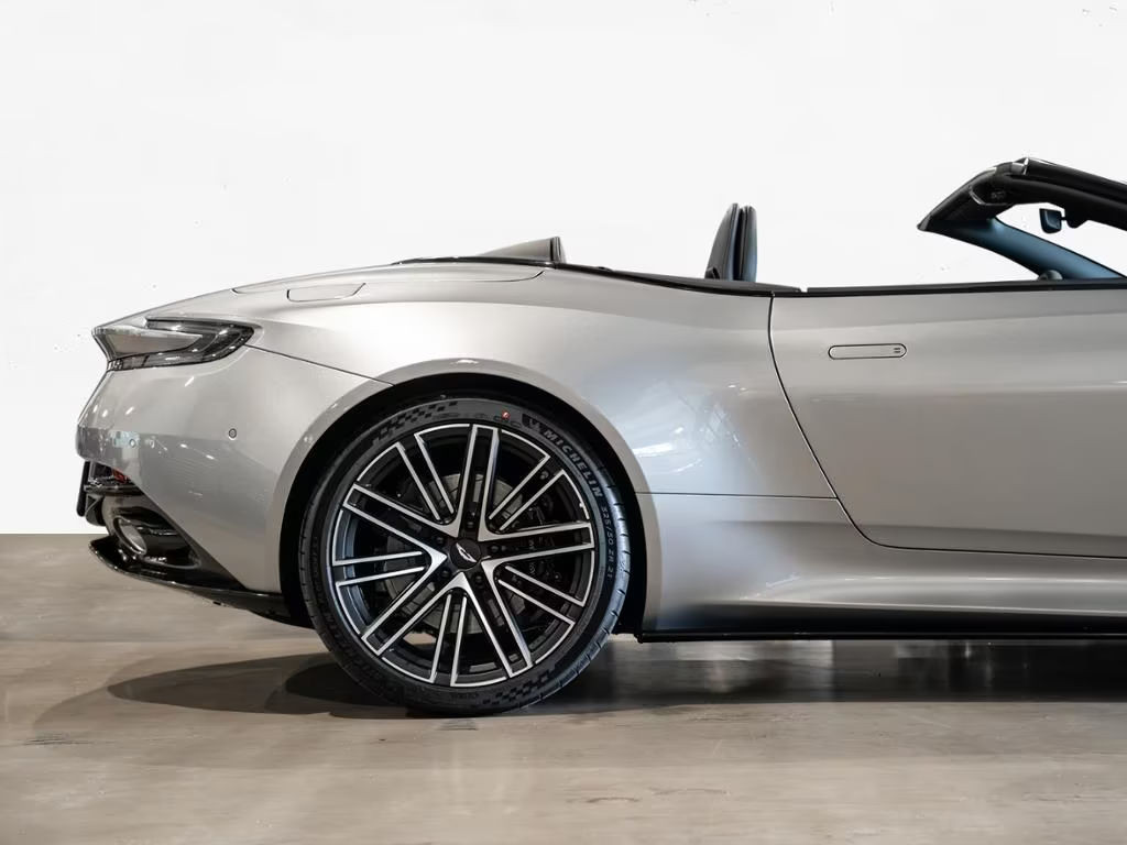 Aston Martin DB12