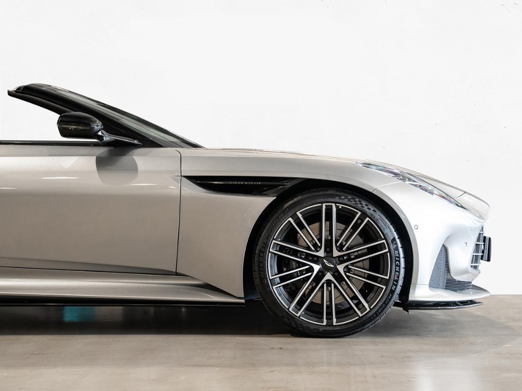 Aston Martin DB12