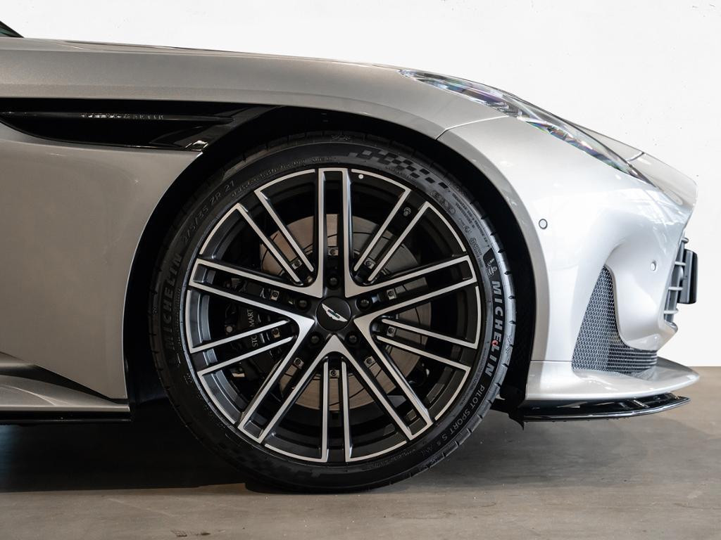 Aston Martin DB12