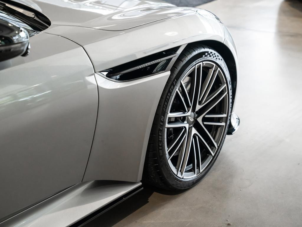 Aston Martin DB12
