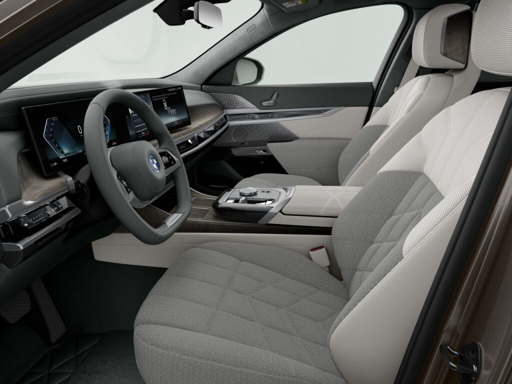 BMW i7