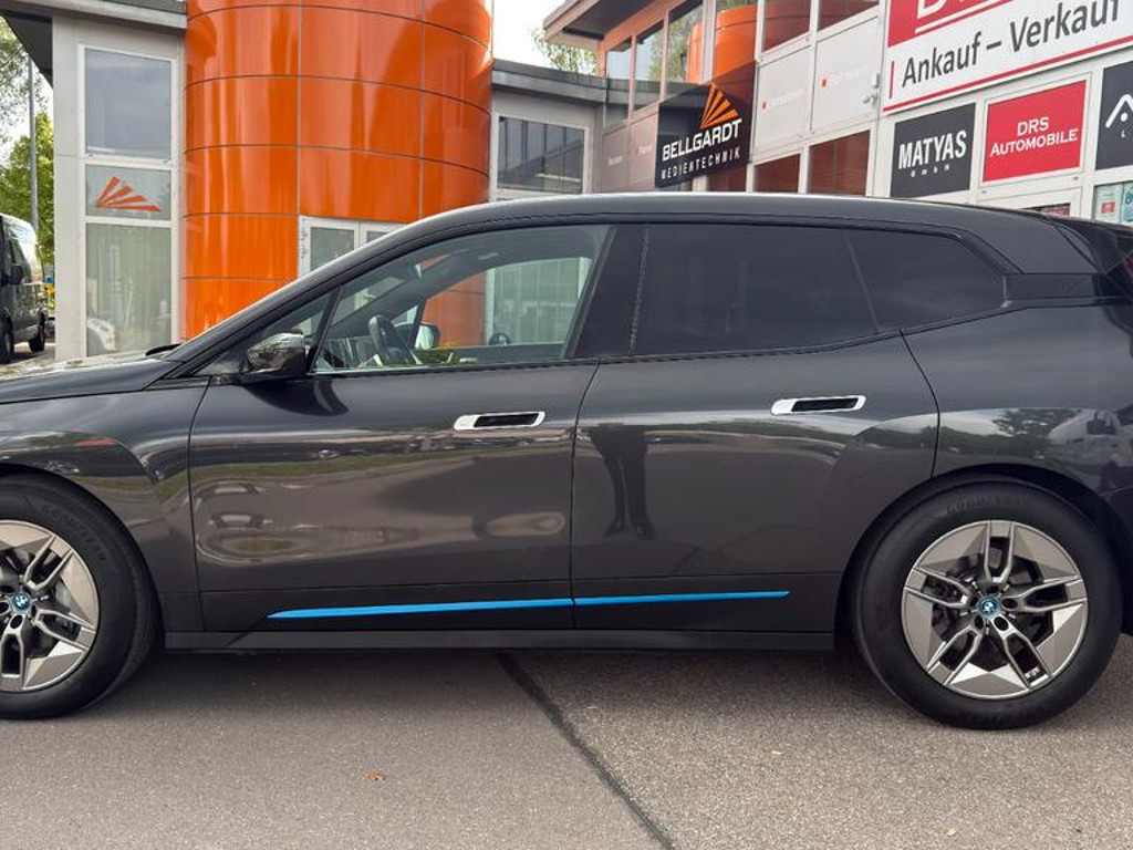 BMW iX