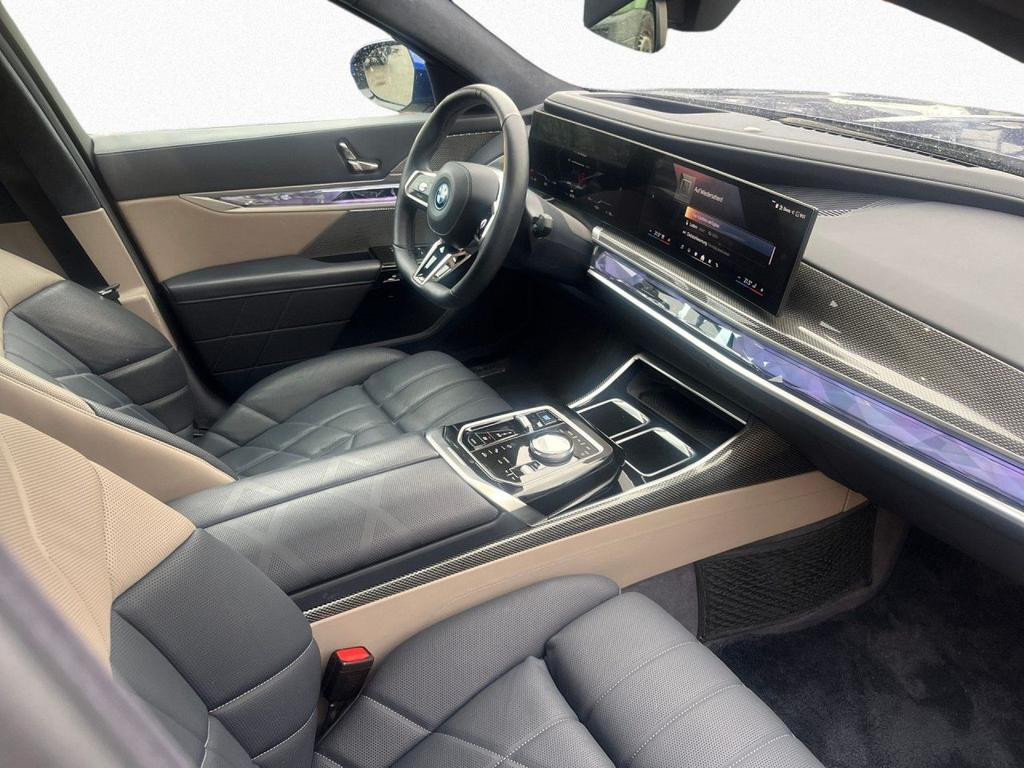 BMW i7