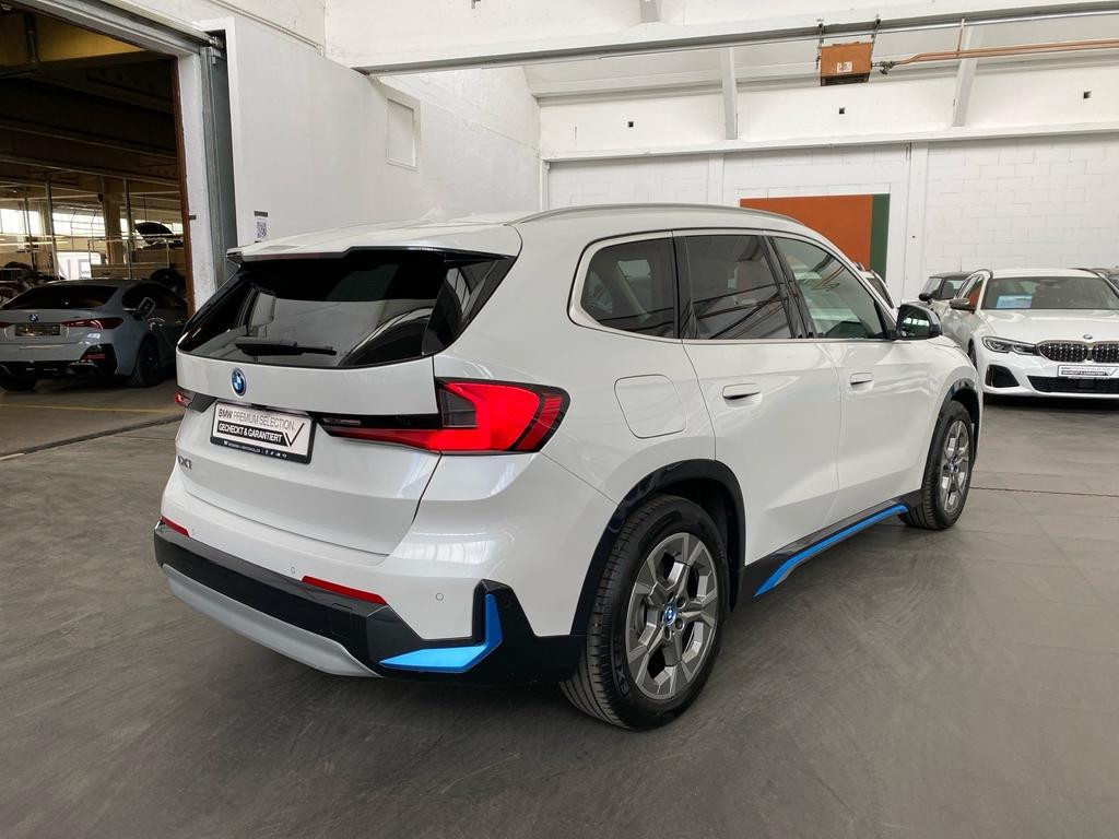 BMW iX1