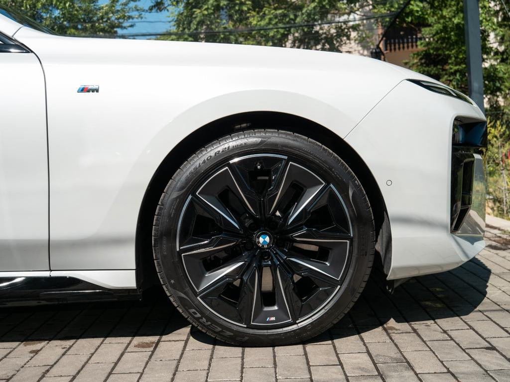BMW i7