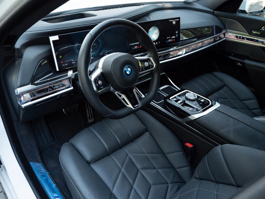 BMW i7