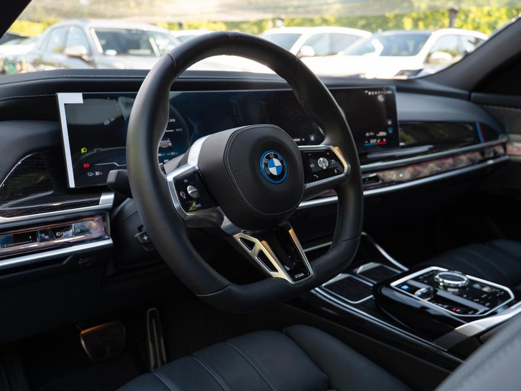 BMW i7