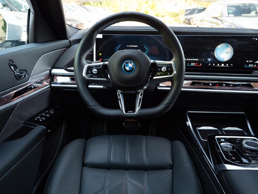 BMW i7