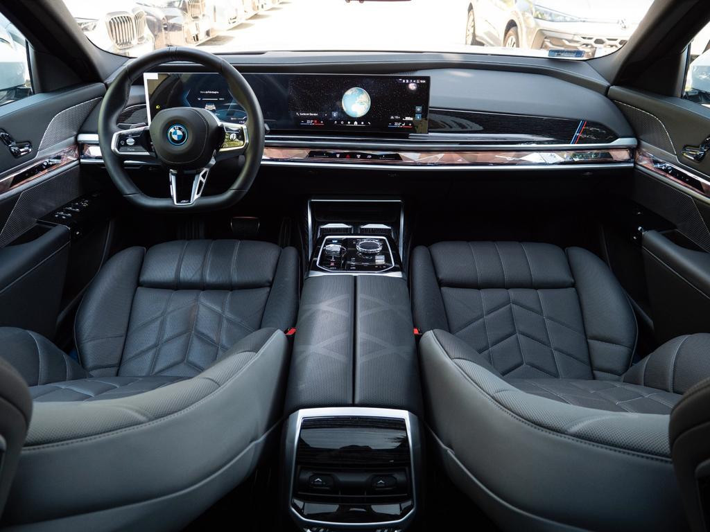 BMW i7